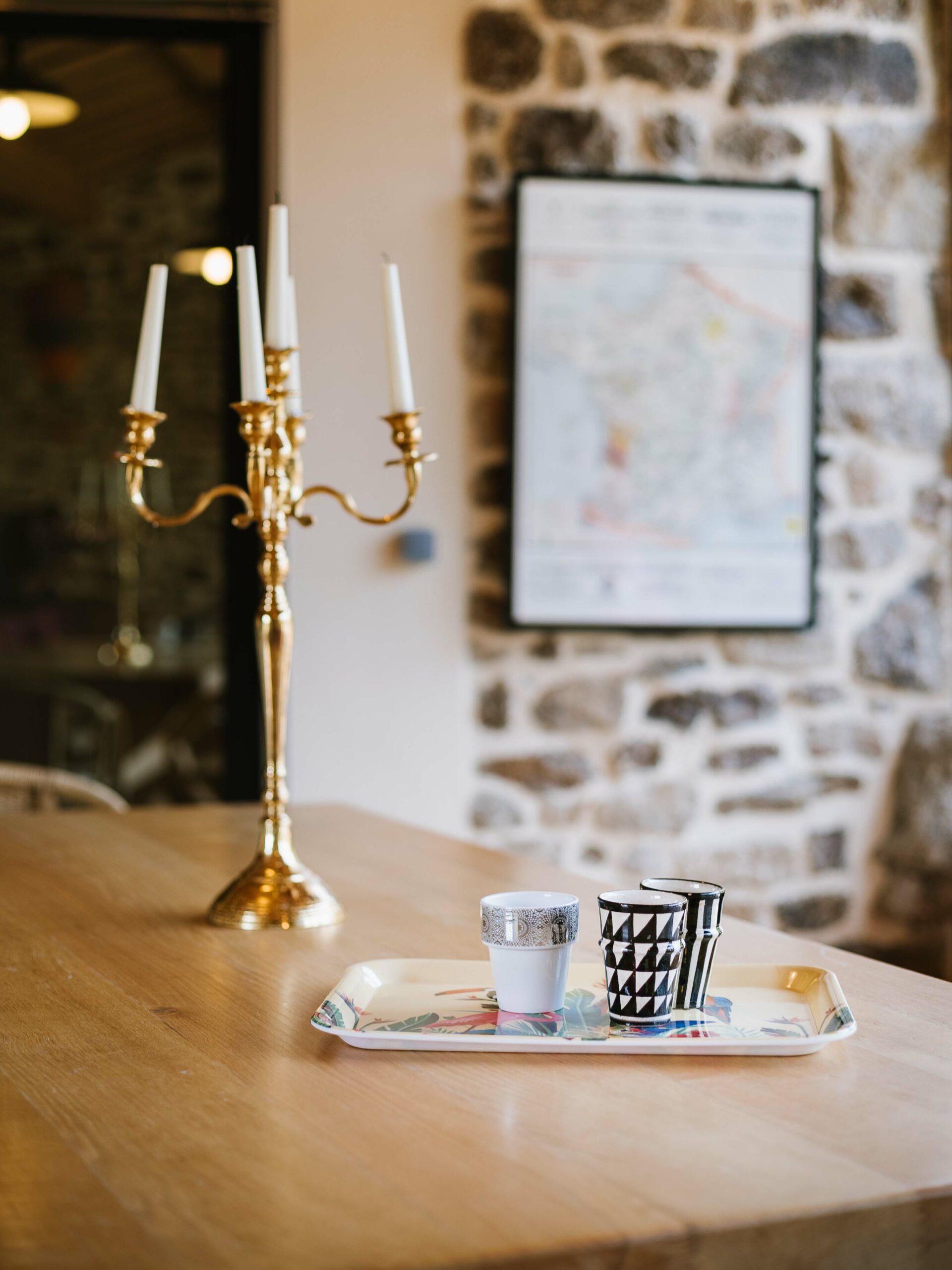 Un set de café posé sur une table avec un chandedlier