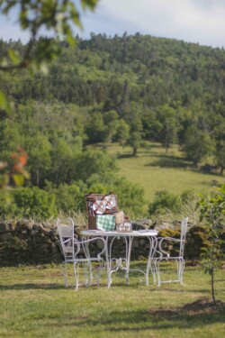 Une table blanche style anglais dans la nature devant un colline