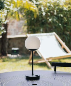 Lampe posée sur une table